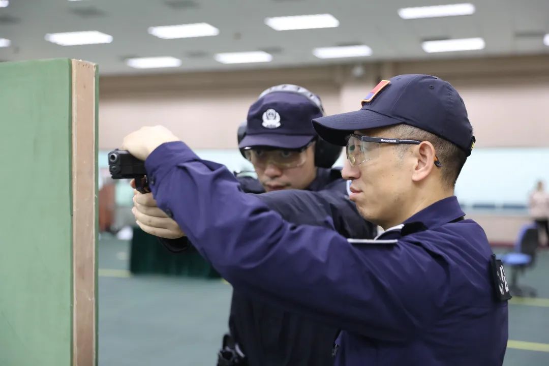 不来梅队员千钧一发,驾驭关键时刻 不来梅队员千钧一发,驾驭关键时刻