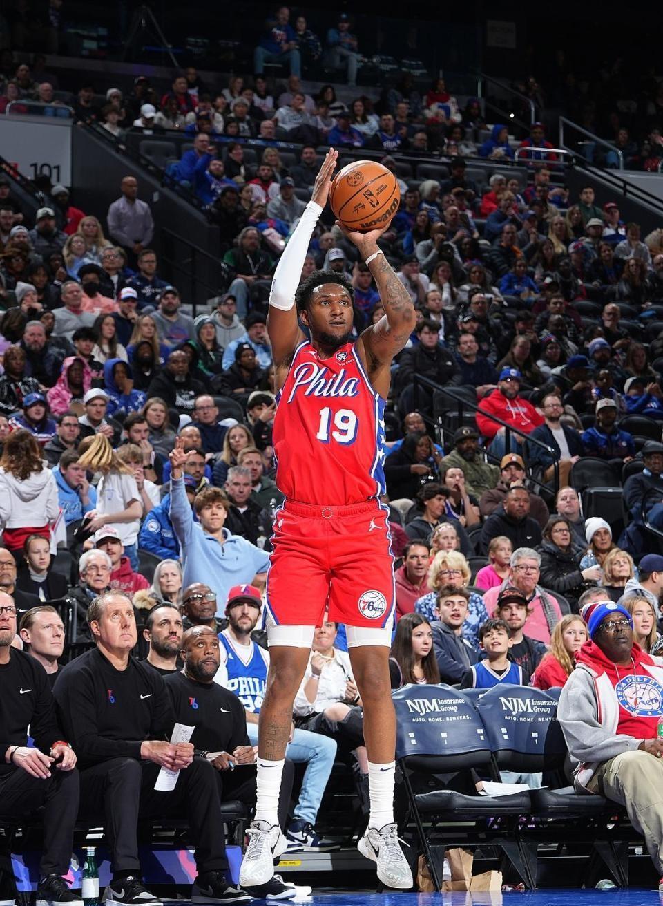 开云体育APP下载-76人险胜山东队，东契奇刷新纪录