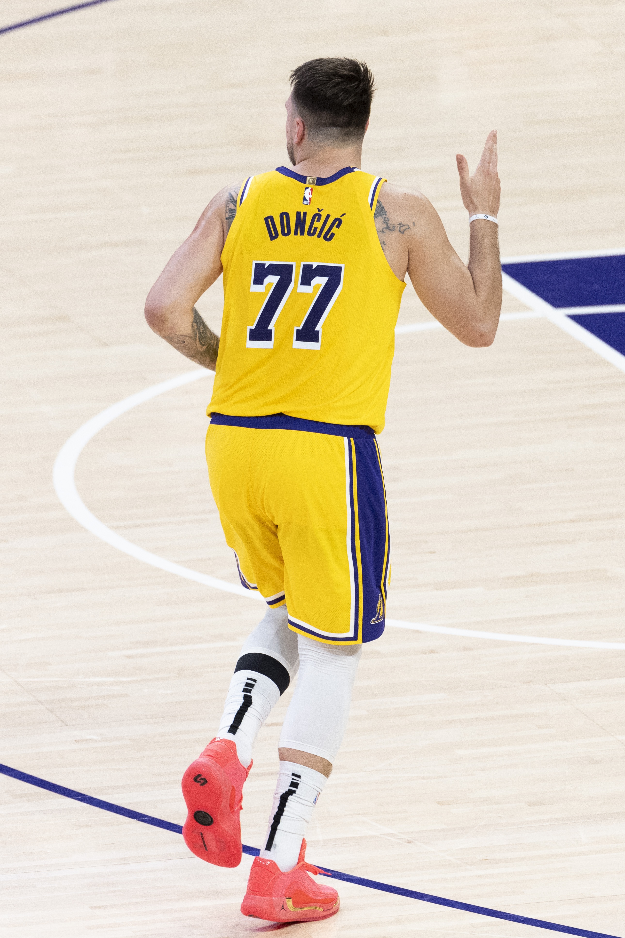 76人险胜山东队，东契奇刷新纪录