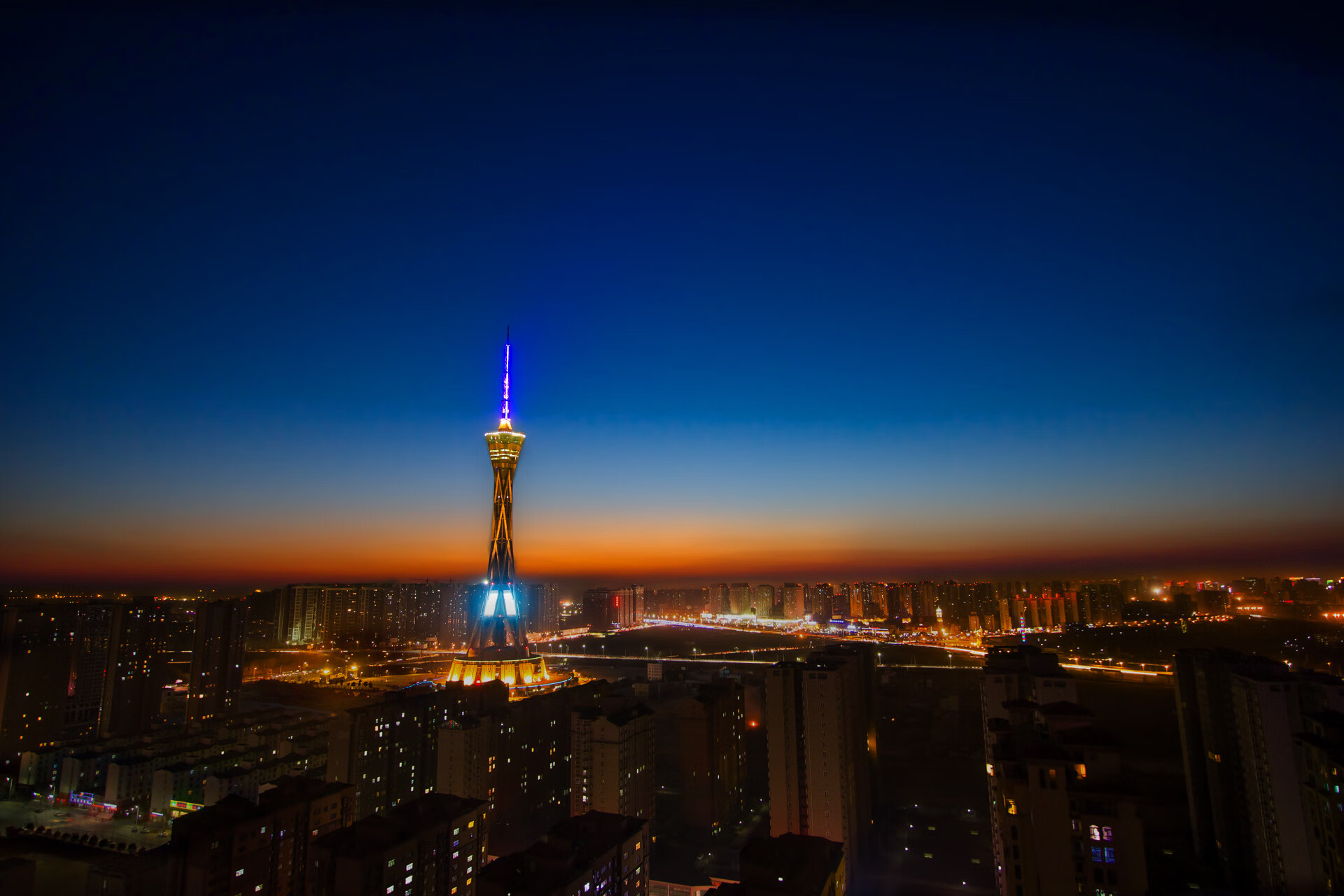 开云下载-单节风暴与接管时刻，快船与克莱的跨越赛场启示