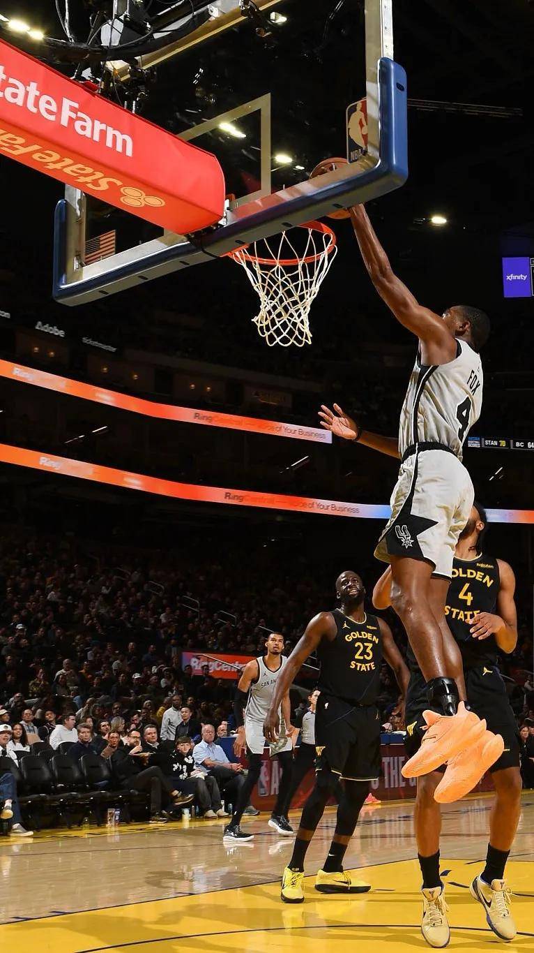 -福克斯展现巨星价值，马刺打穿北京队